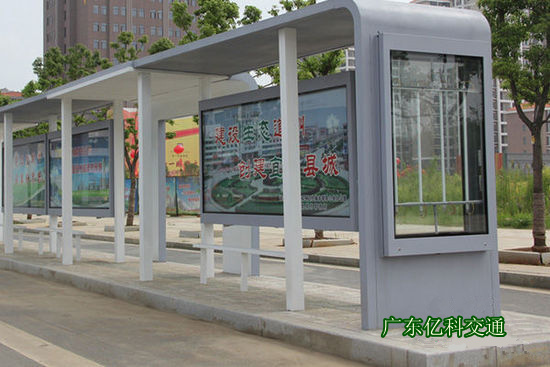 新建的公交候車(chē)亭
