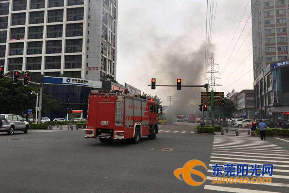東莞公交起火事故現場(chǎng)-04