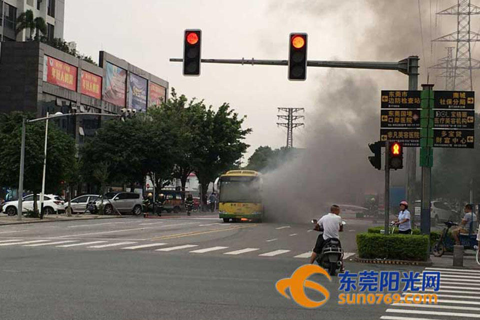 東莞公交起火事故現場(chǎng)-01