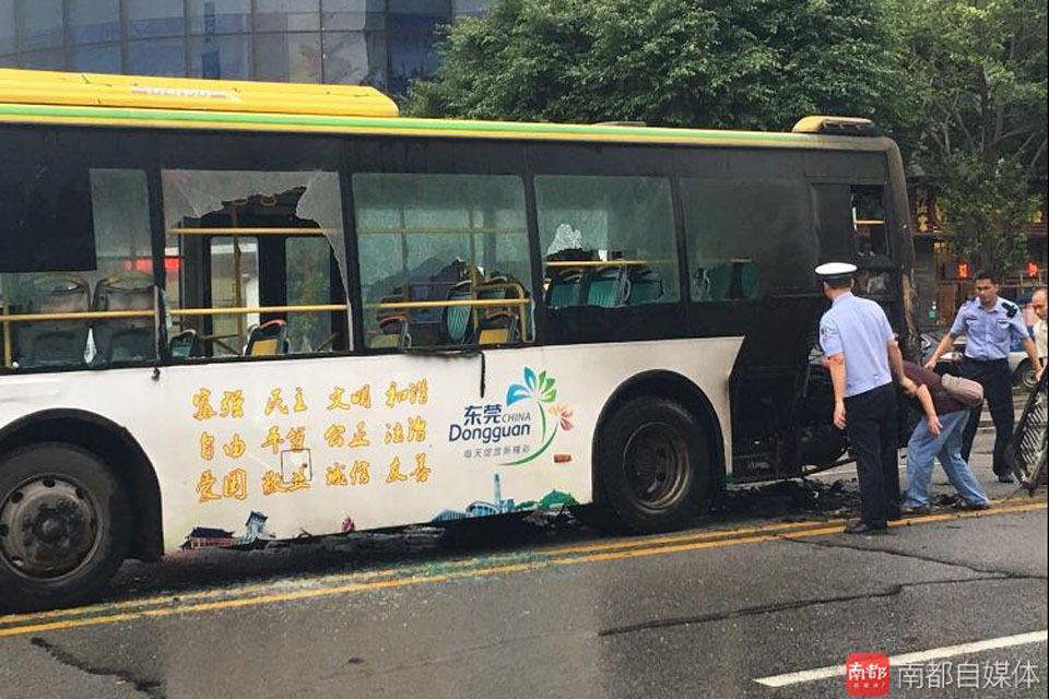 東莞公交起火事故現場(chǎng)-03